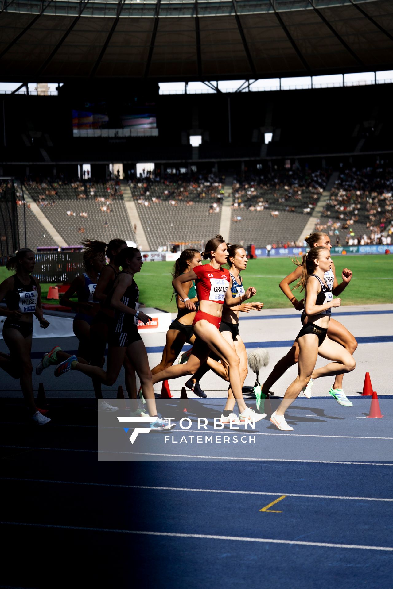 Katharina Trost (LG Stadtwerke Muenchen) neben Marie Burchard (SC DHfK Leipzig e.V.) dahinter Caterina Granz (LG Nord Berlin), Hanna Klein (LAV Stadtwerke Tuebingen) waehrend der deutschen Leichtathletik-Meisterschaften im Olympiastadion am 26.06.2022 in Berlin